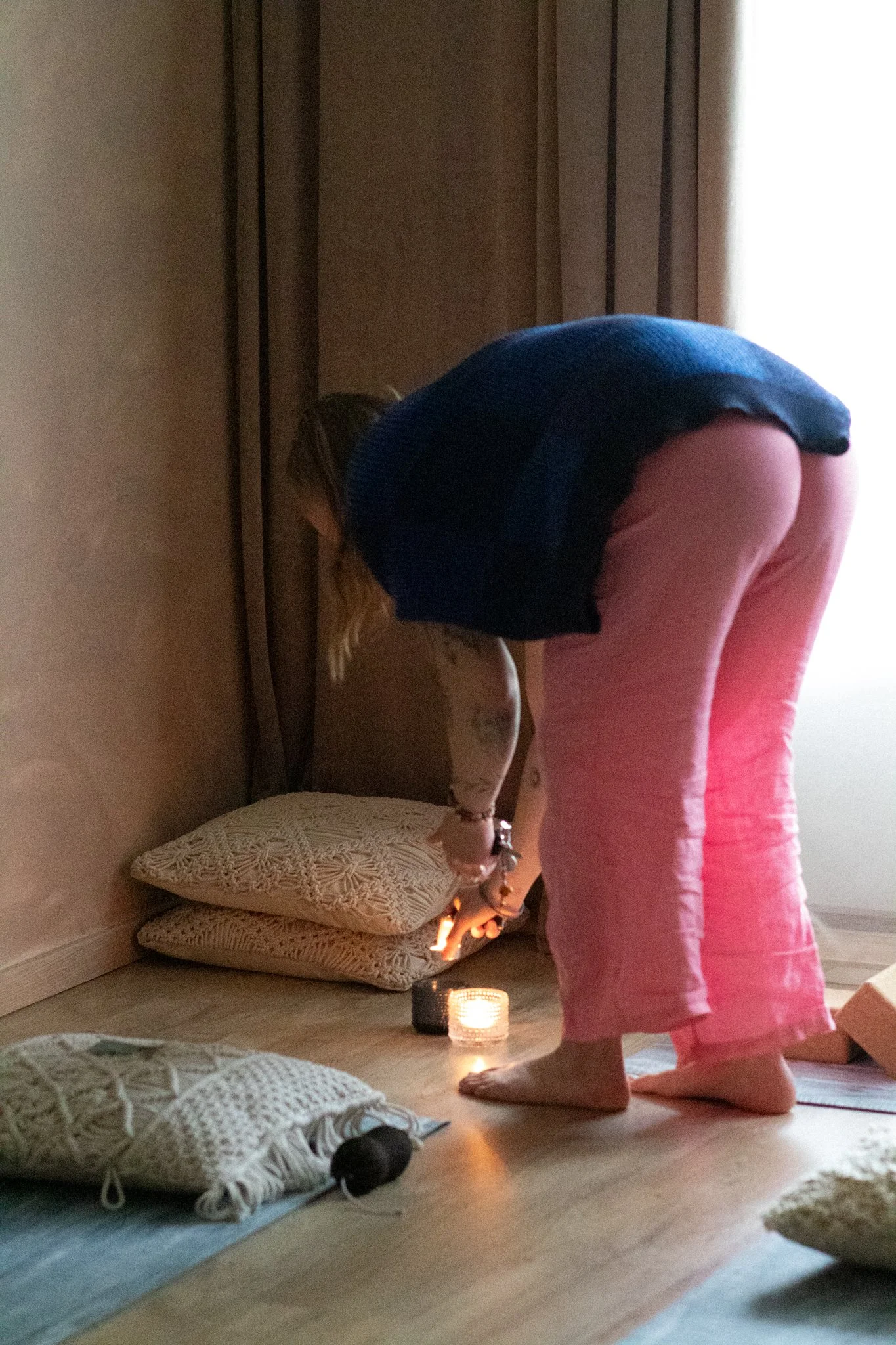 Rauhallinen joogahetki kynttilänvalossa – henkilöbrändikuvaus hyvinvointialan yrittäjälle lämpimässä tunnelmassa