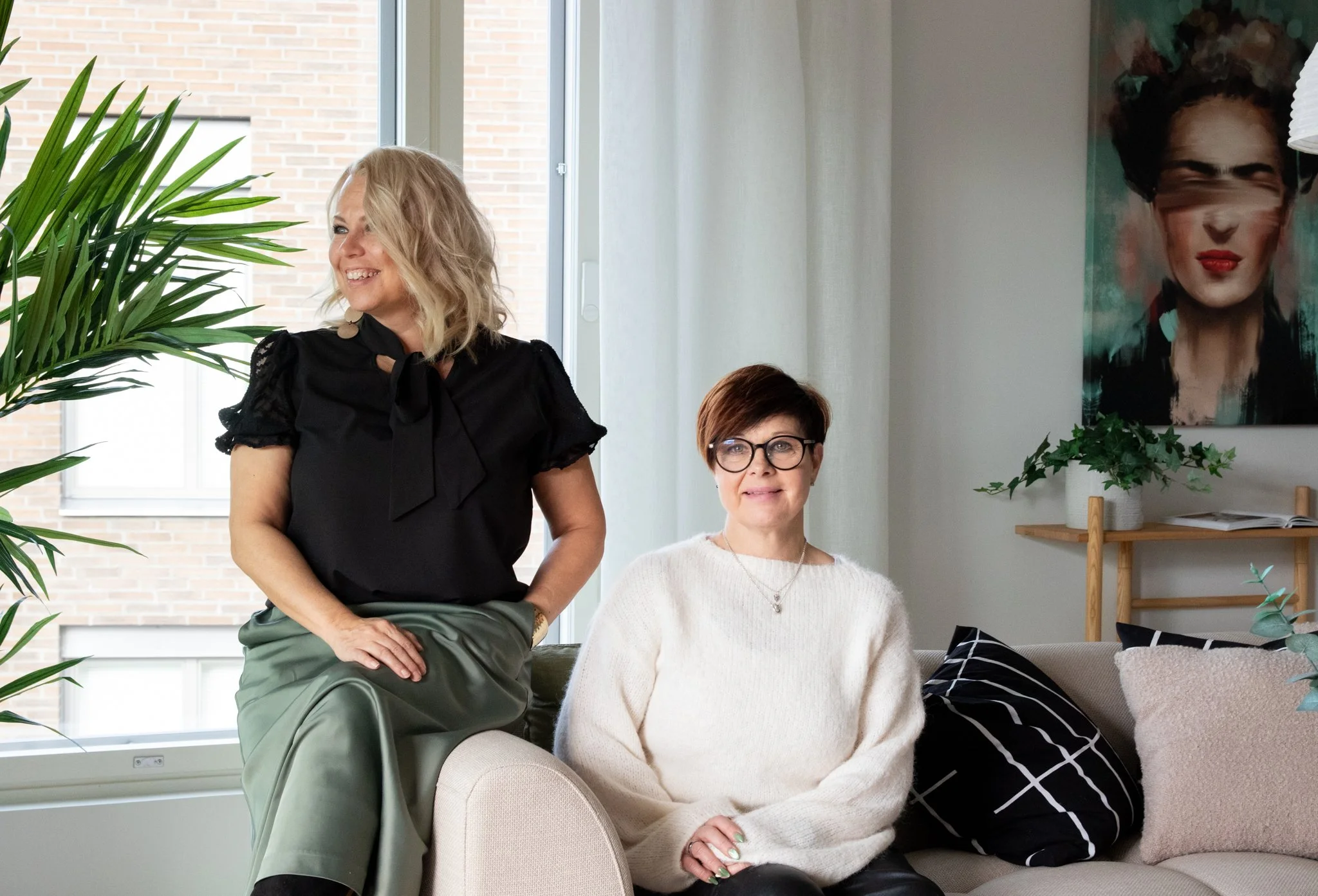 Kaksi naista modernissa olohuoneessa – lifestyle- ja brändikuvaus luonnollisessa sisustusympäristössä