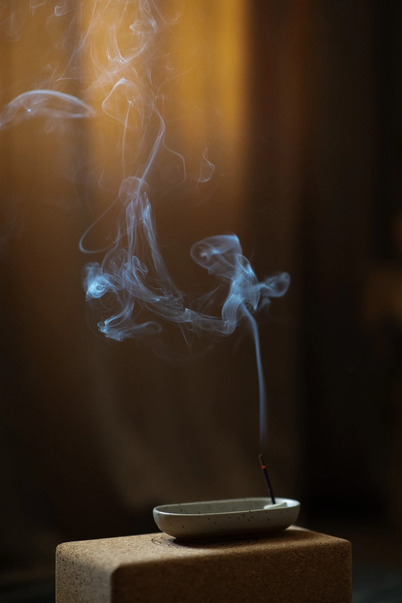 Tunnelmallinen tuotekuva suitsukkeesta – esteettinen brändikuva lifestyle- ja hyvinvointibrändeille.