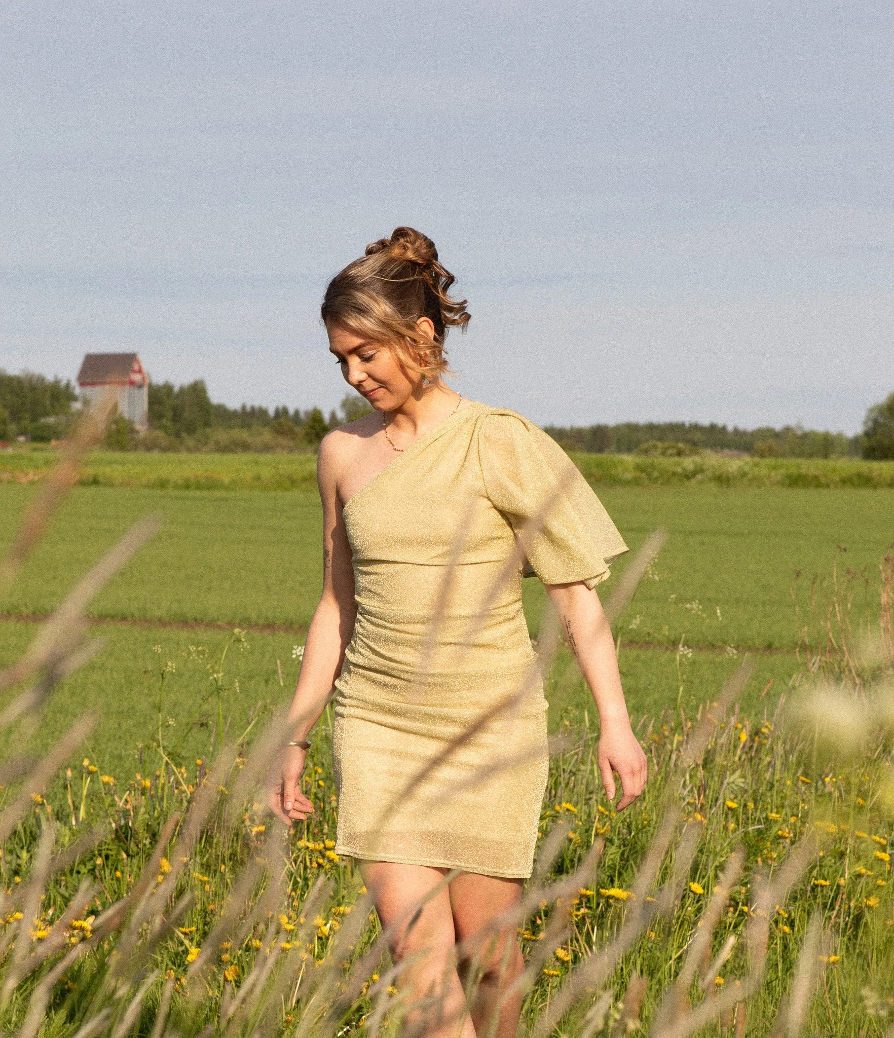 Henkilöbrändikuva naisesta pellolla – rento ja luonnollinen kuvaus lämpimässä kesävalossa