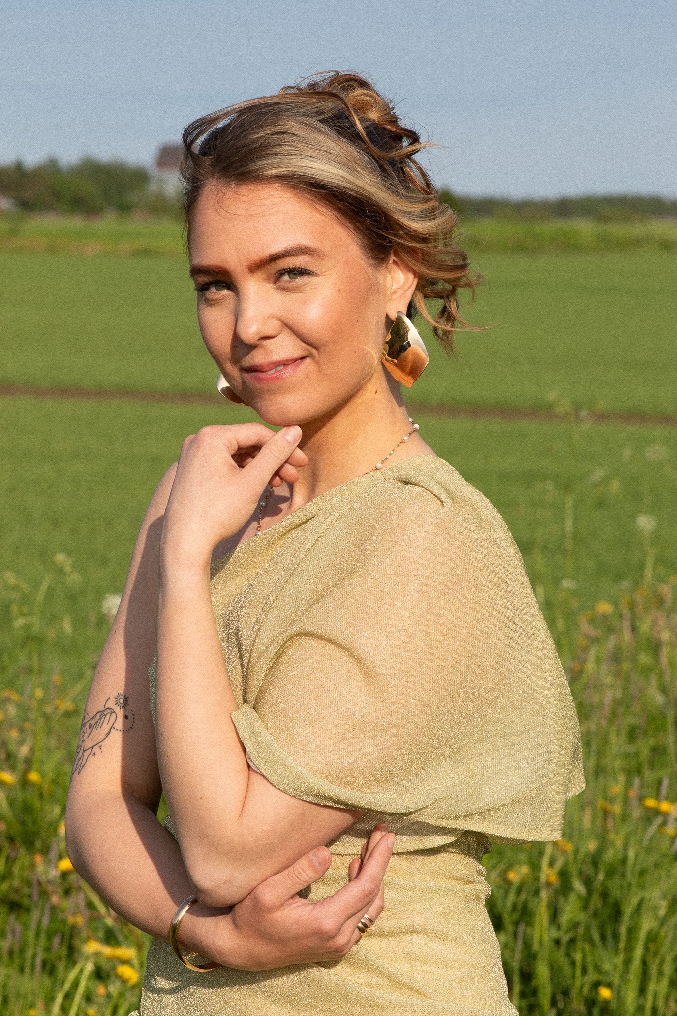 Muotokuva naisesta luonnossa – henkilöbrändikuvaus pehmeässä valossa ja lämpimässä sävymaailmassa