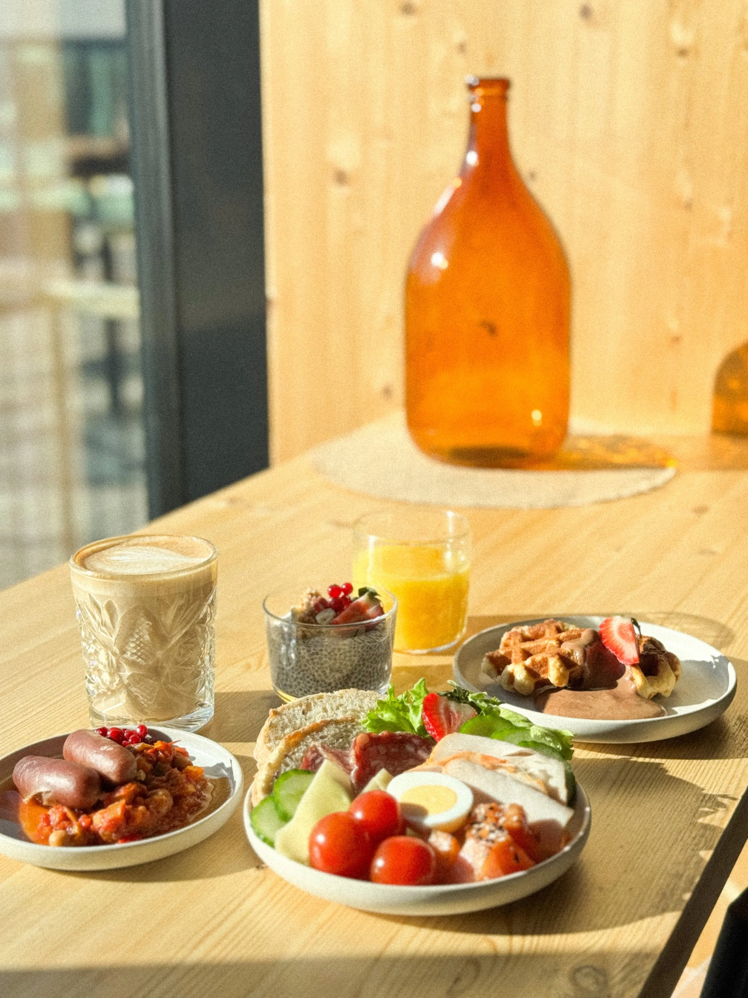 Aamupalakattaus luonnonvalossa – lifestyle- ja tuotekuvaus ravintola- ja ruokabrändeille