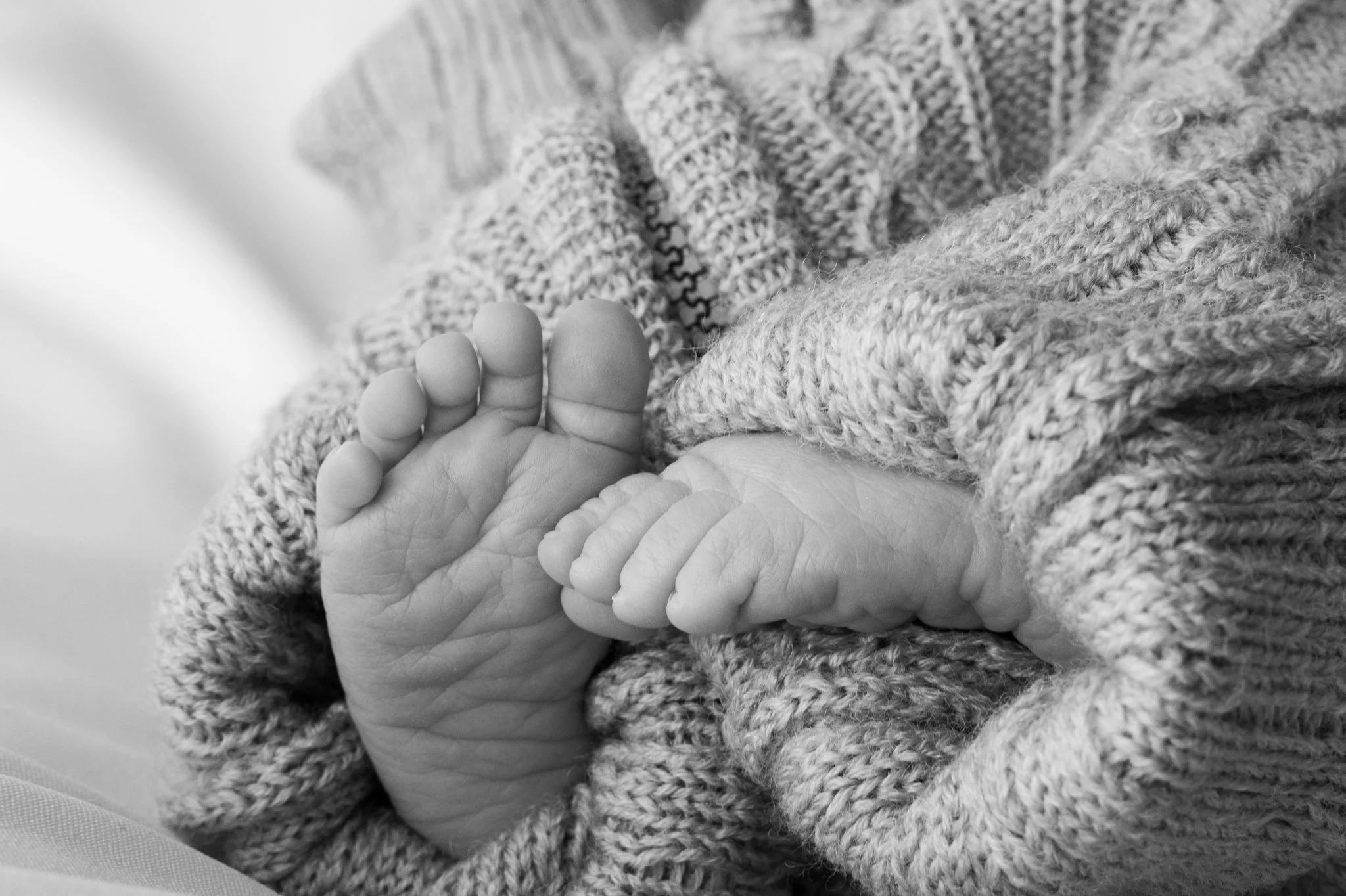 	
Mustavalkoinen newborn-kuva nukkuvasta vastasyntyneestä – ammattimainen vauvakuvauksen herkkä hetki