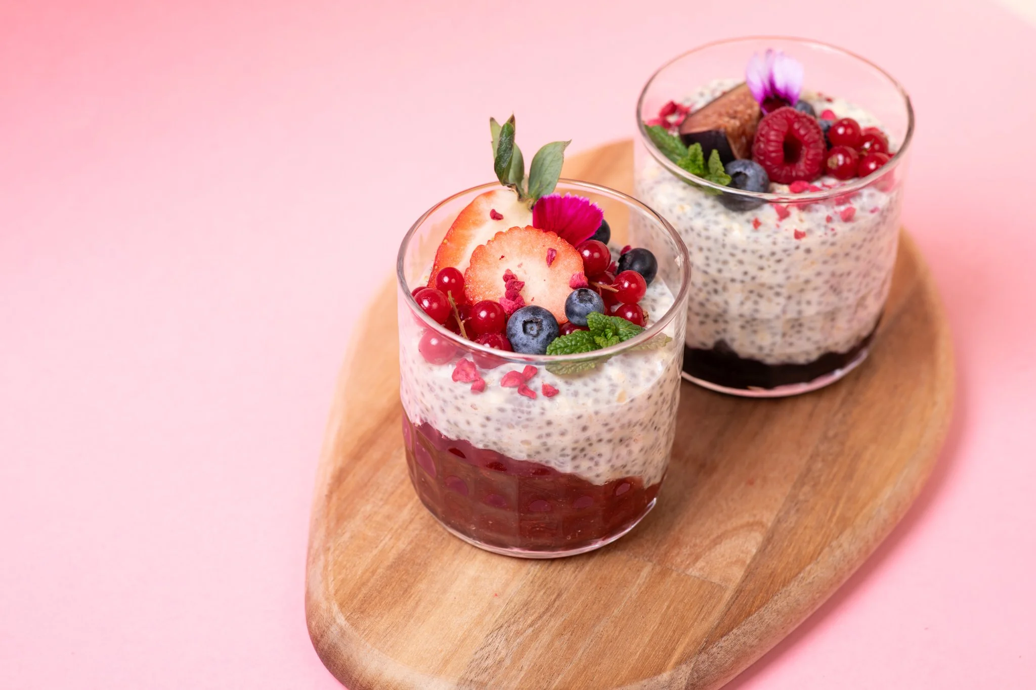 Tuotekuvaus – kauniisti stailattu annos pinkillä taustalla