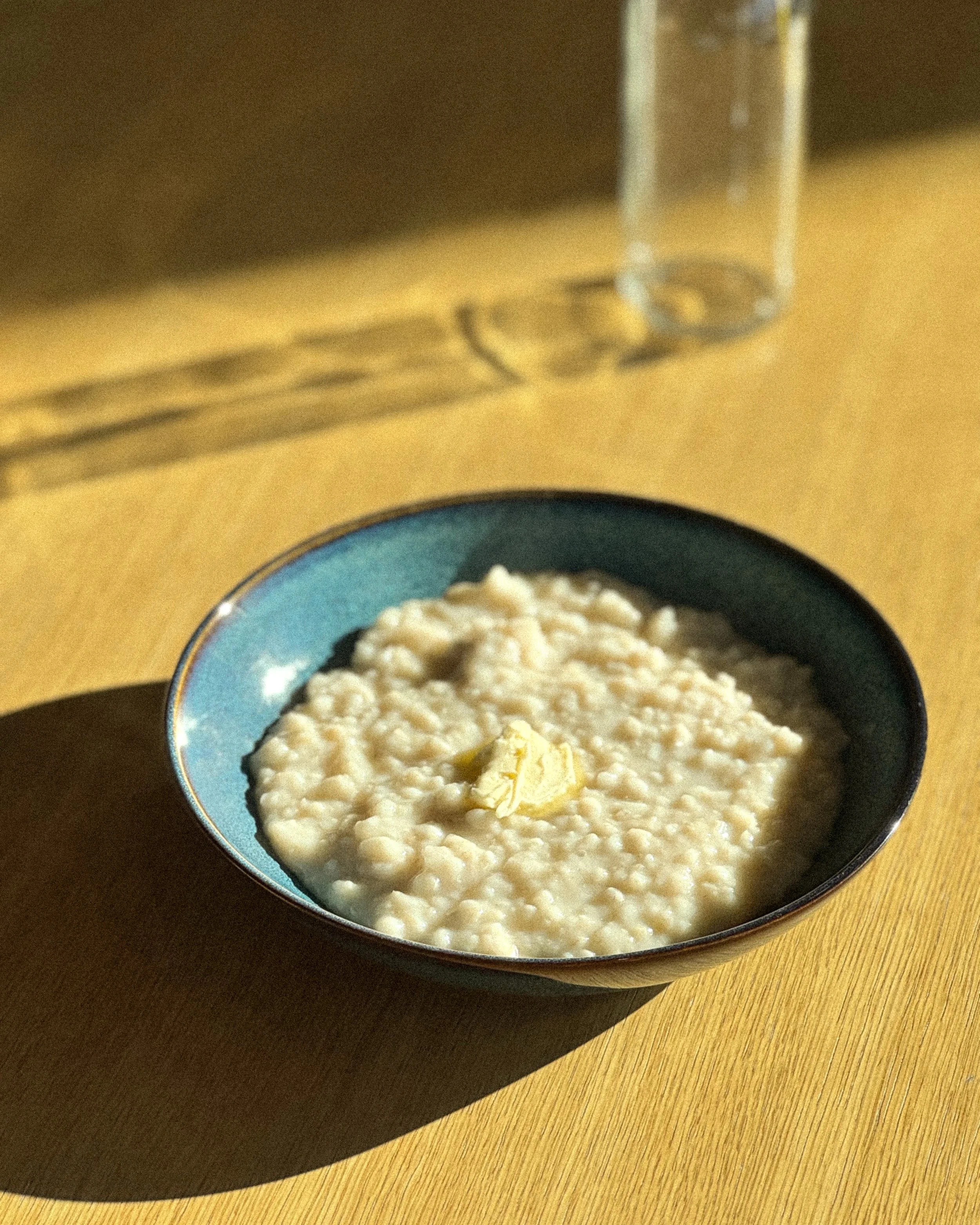 Minimalistinen tuotekuva kaurapuurosta – luonnonvalo ja lämmin sävymaailma ruokabrändin visuaaliseen ilmeeseen