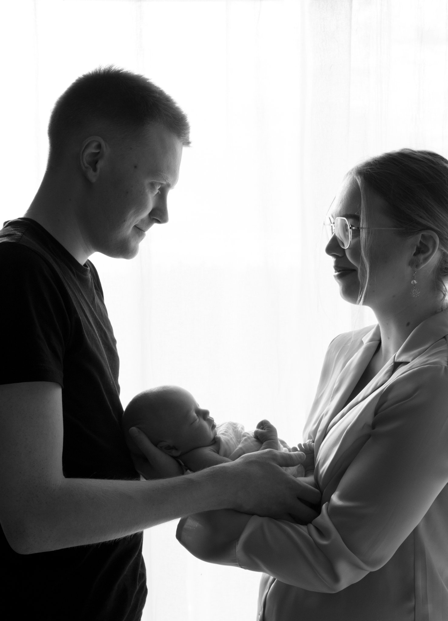 Perhekuvaus – tunnelmallinen kuva vanhemmista ja vastasyntyneestä