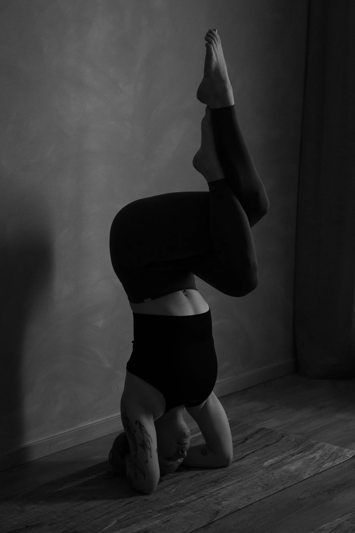 Jooga-asento studiossa – henkilöbrändikuvaus hyvinvointialan yrittäjälle modernissa ja minimalistisessa tyylissä