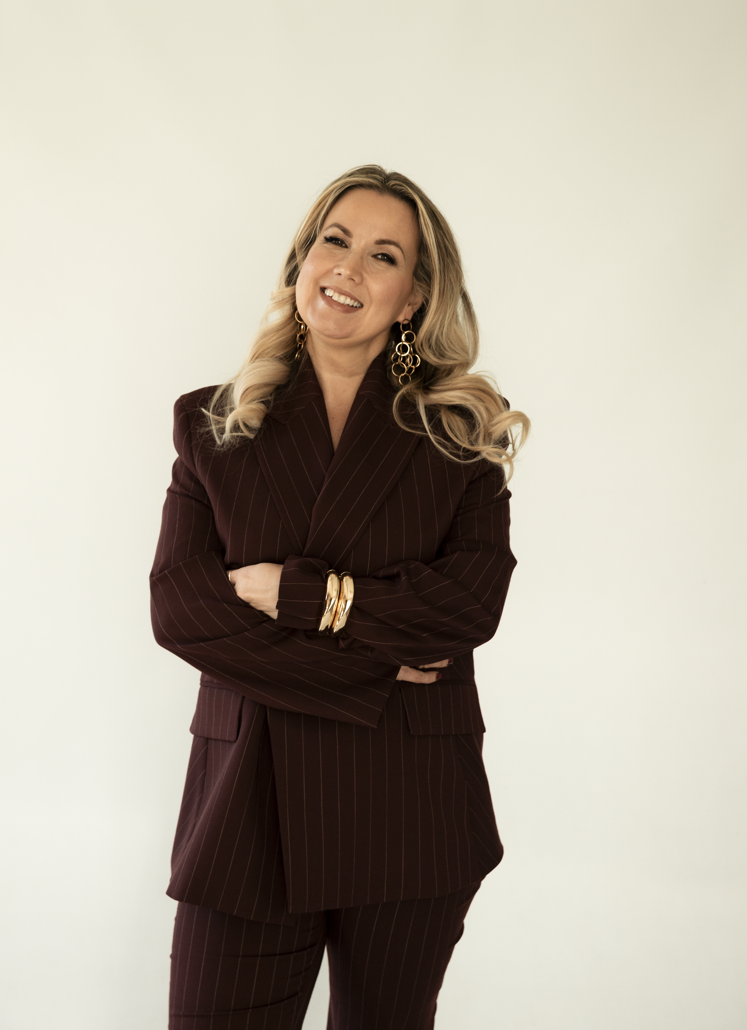 Henkilöbrändikuva naisesta studiossa – luonnollinen ja ammattimainen henkilökuvaus yrittäjälle vaaleassa ja minimalistisessa tyylissä