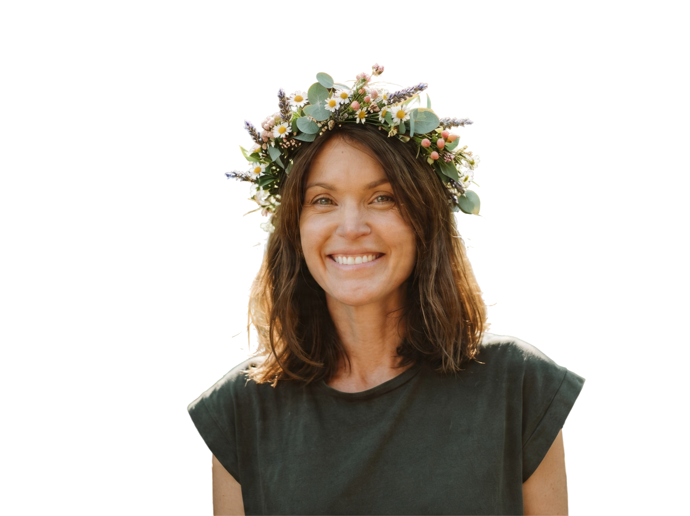 Femme souriante portant une couronne de fleurs sauvages sur la tête.