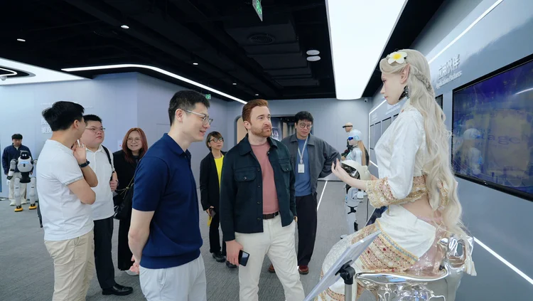 The delegation viewing humanoid robots at the AgiBot showroom