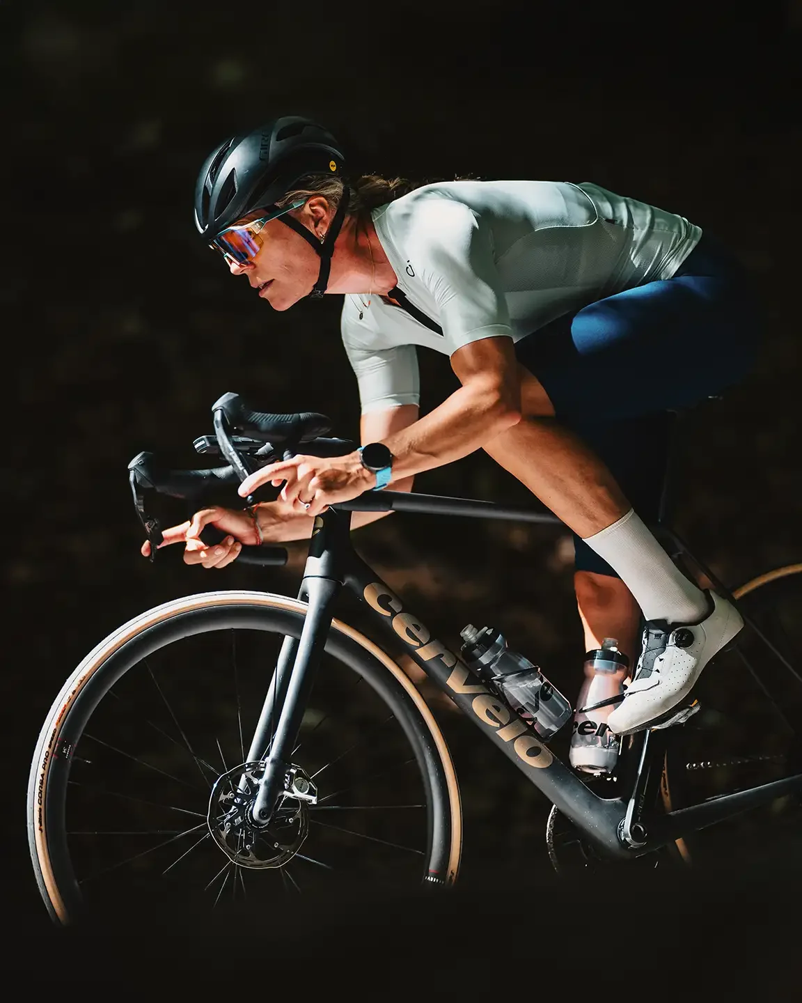 Radfahrerin auf einem Rennfahrrad der Marke Cervélo
