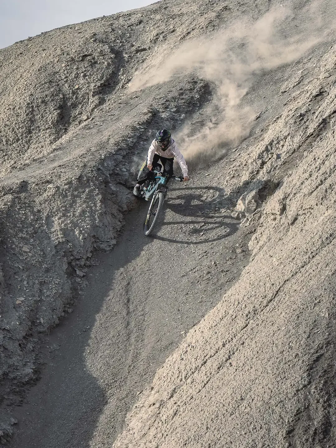 Downhill Mountainbiker auf einen Santa Cruz in Action