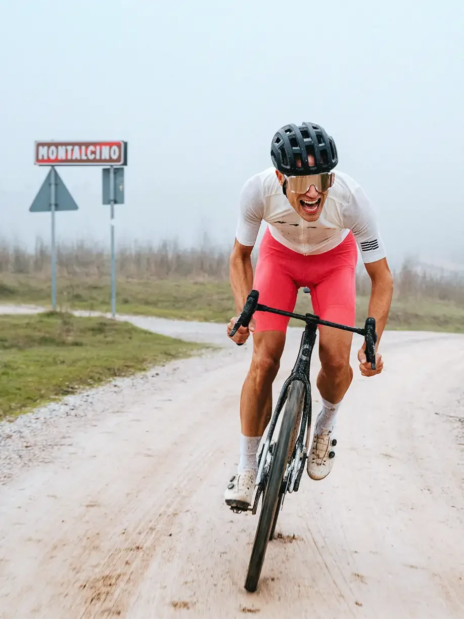 Gravelbiker im Sprint auf einen Cannondale