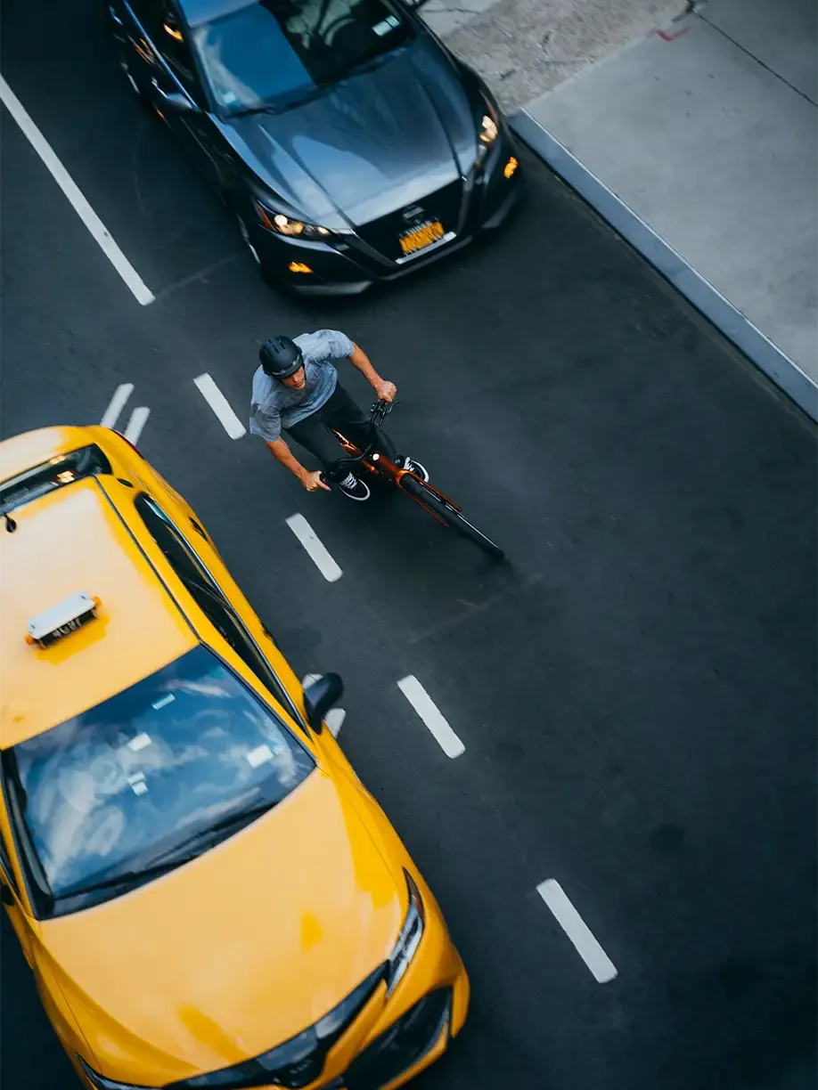 Biker fährt auf einen Cannondale FlyingV durch New York