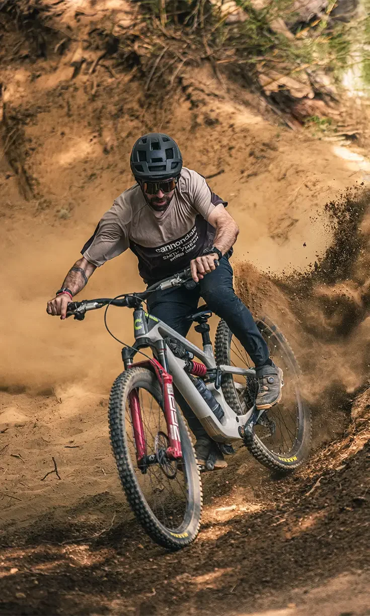 Downhill Mountainbiker in voller Fahrt