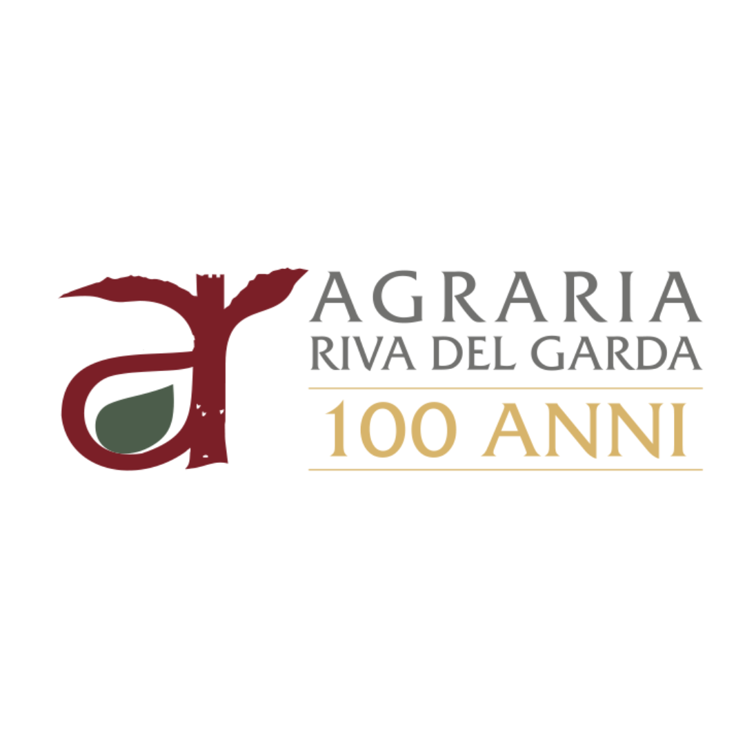 Logo celebrativo per il centenario dell'agraria Riva del Garda con un disegno stilizzato di un albero e foglie, e testo in italiano.