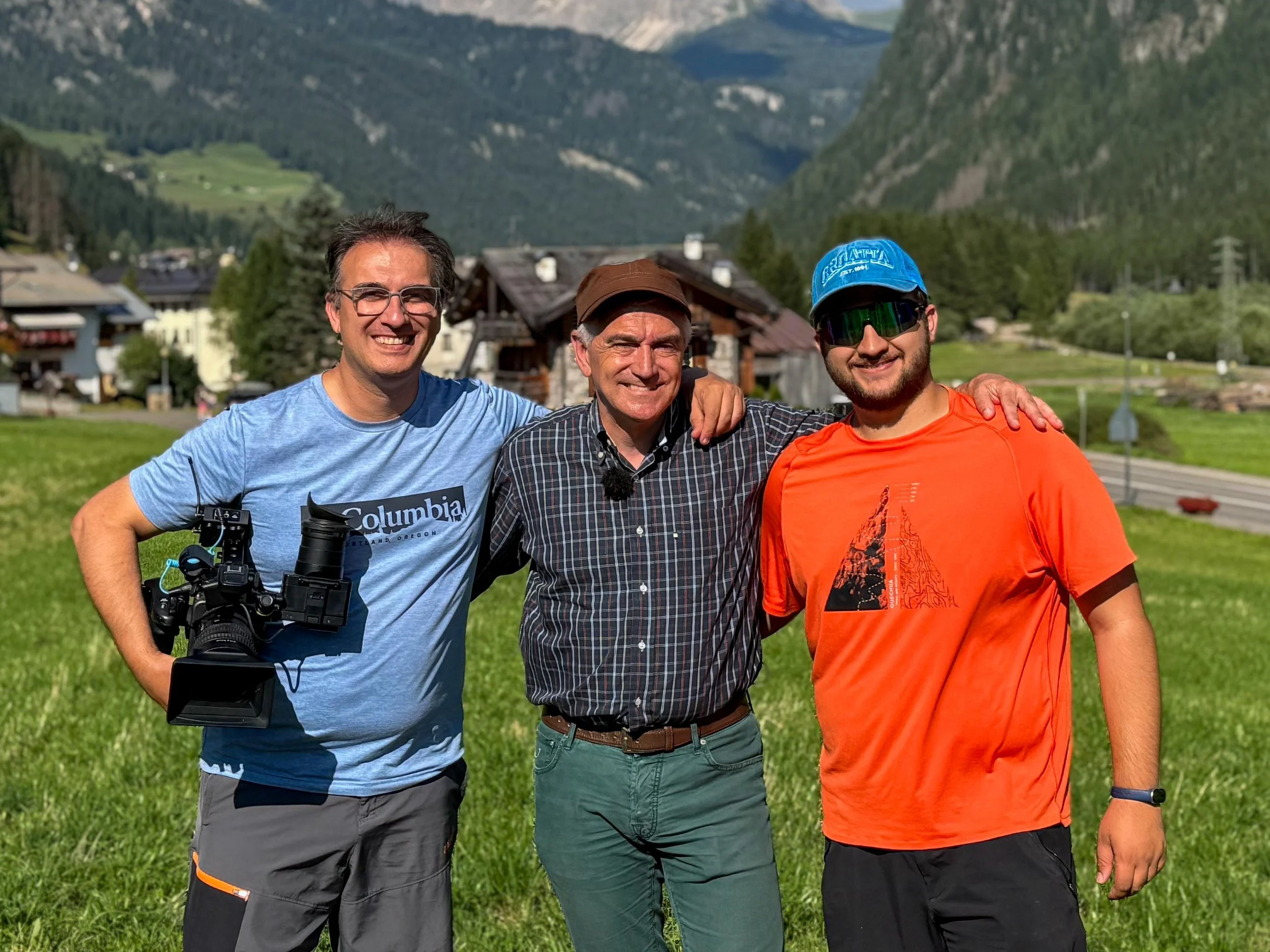 Il team di BuonAgricoltura al completo, partendo da sinistra: Paolo Holneider, esperto di produzioni televisive; Walter Nicoletti, giornalista e conduttore; Alessandro Holneider, fotografo e videomaker. Il gruppo sorride dopo la registrazione.