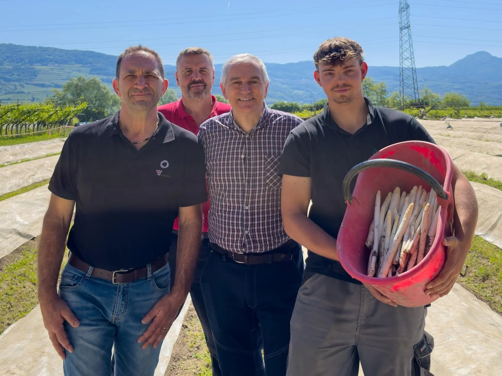 Walter Nicoletti, giornalista e conduttore di BuonAgricoltura insieme ad una famiglia che produce Asparagi bianchi a Zambana vecchia