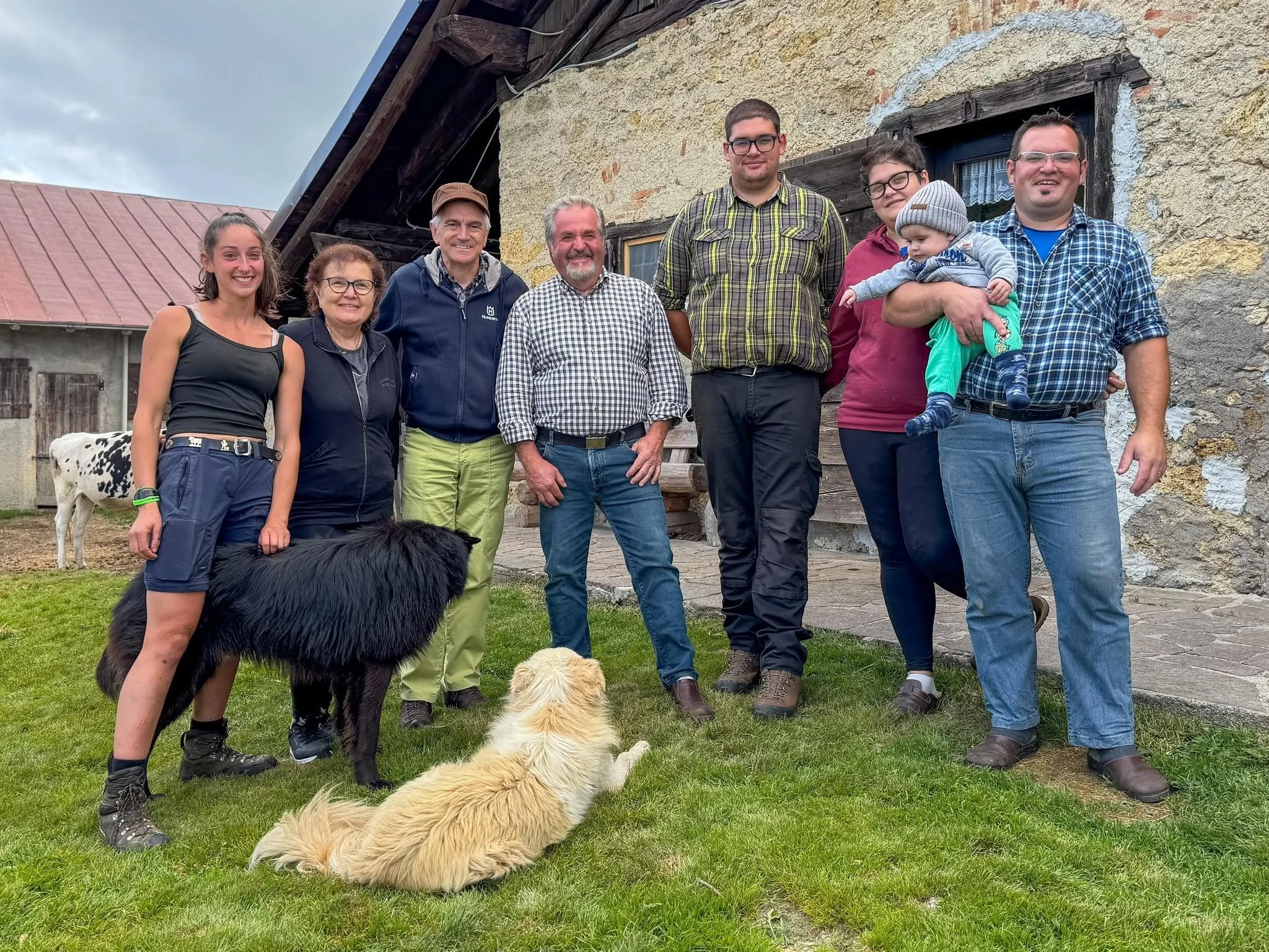 Walter Nicoletti, giornalista e conduttore di BuonAgricoltura in malga in Valle del Chiese insieme alla famiglia al completo e ai loro cani che vivono in malga