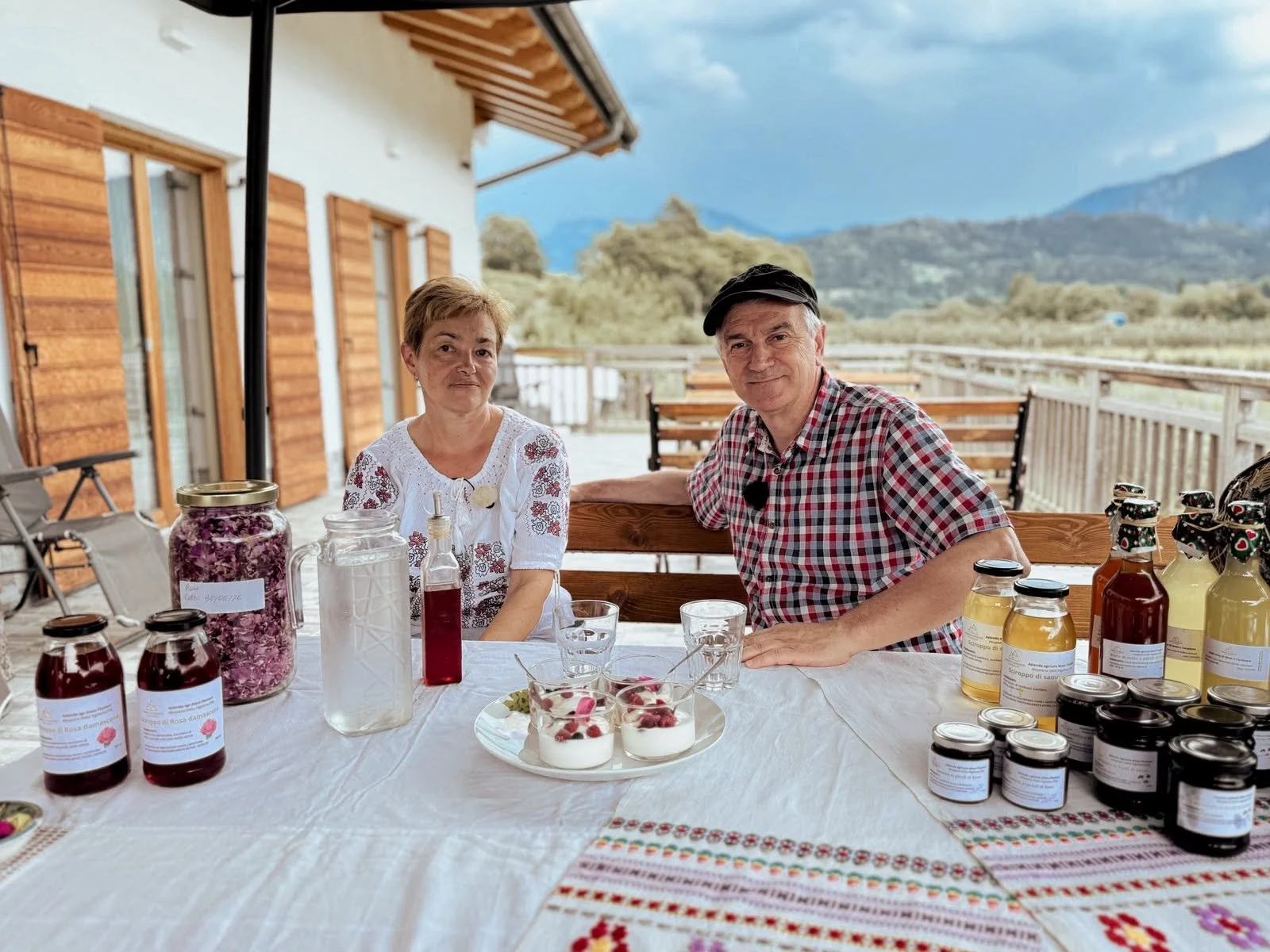 Walter Nicoletti, giornalista e conduttore di BuonAgricoltura insieme ad una coltivatrice di rose e i suoi prodotti culinari a base di rosa.