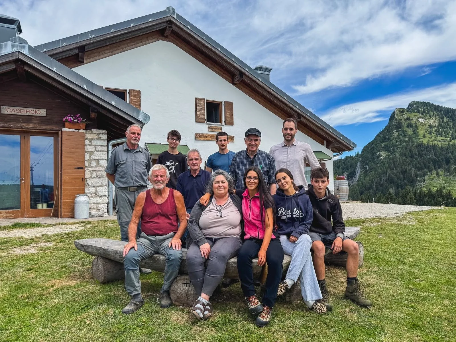 La produzione di BuonAgricoltura insieme alla famiglia che gestisce la malga a Cima Verle sull'altopiano delle Vezzene.