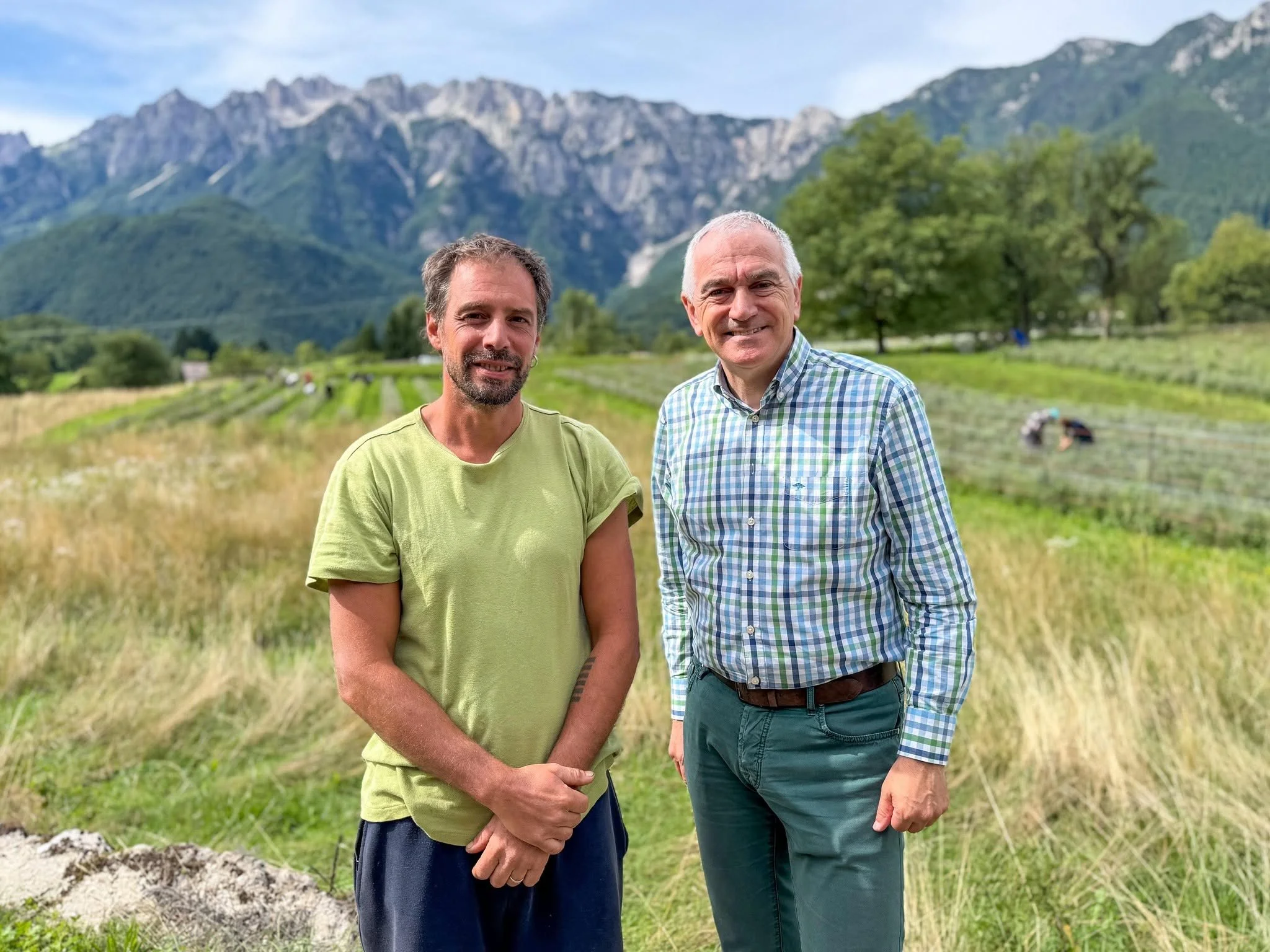 Walter Nicoletti, giornalista e conduttore di BuonAgricoltura insieme a un coltivatore di fiori con alle spalle il suo campo di raccolta