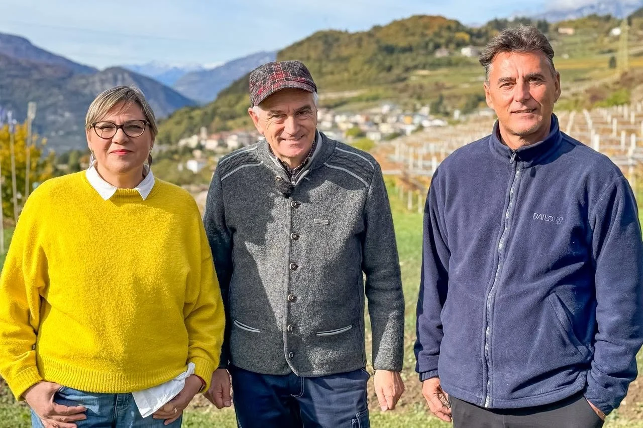 Walter Nicoletti, giornalista e conduttore di BuonAgricoltura a Villamontagna insieme a due produttori locali di zafferano