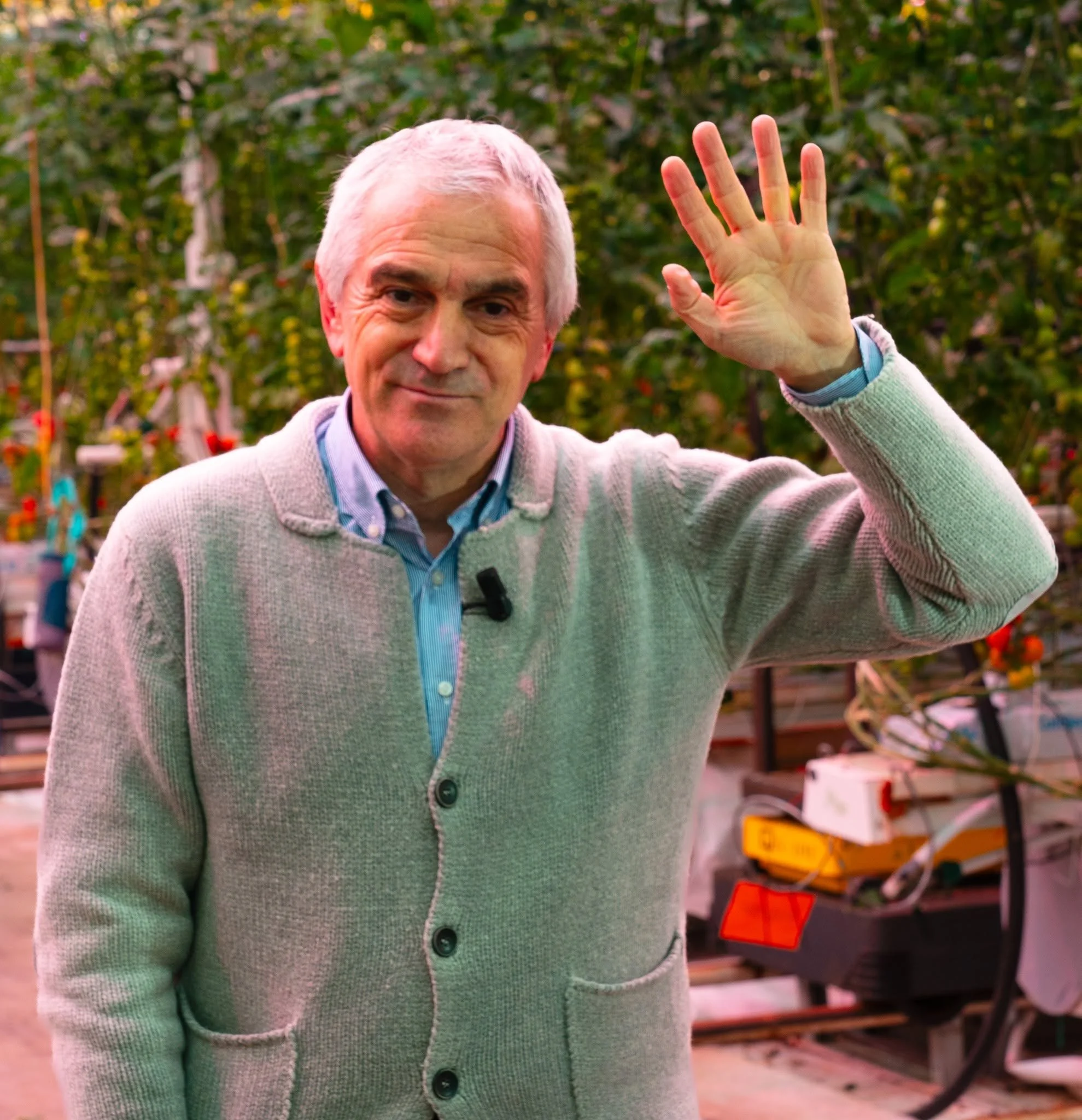 Walter Nicoletti, giornalista e conduttore di BuonAgricoltura saluta con la mano i telespettatori