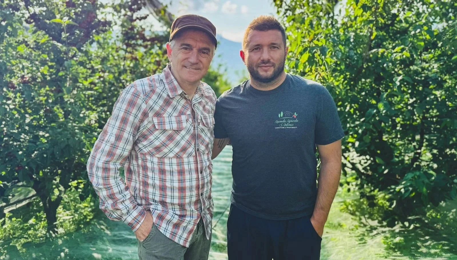 Il conduttore di BuonAgricoltura Walter Nicoletti insieme a Cristian Malacarne nel suo campo di corniole