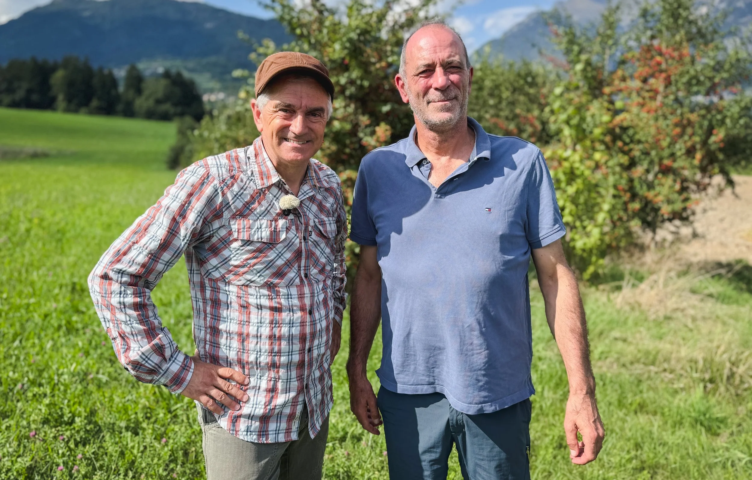 Il conduttore di BuonAgricoltura Walter Nicoletti con Luca Bronzini a Castelcampo, nello sfondo le siepi