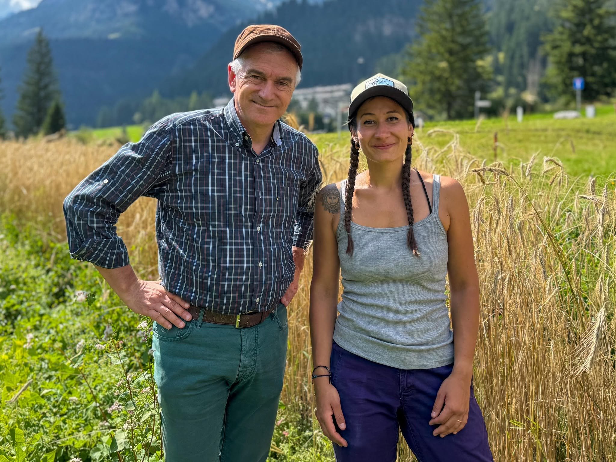 Walter Nicoletti, giornalista e conduttore di BuonAgricoltura insieme ad una giovane coltivatrice di cereali nel suo campo di frumento