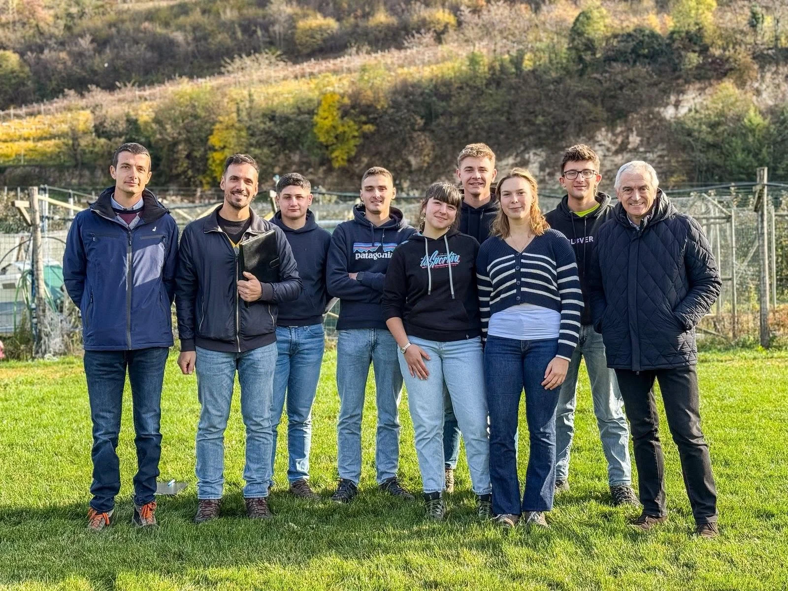 Walter Nicoletti, giornalista e conduttore di BuonAgricoltura insieme agli studenti dell'istituto agrario san michele all'Adige dopo la registrazione della puntata