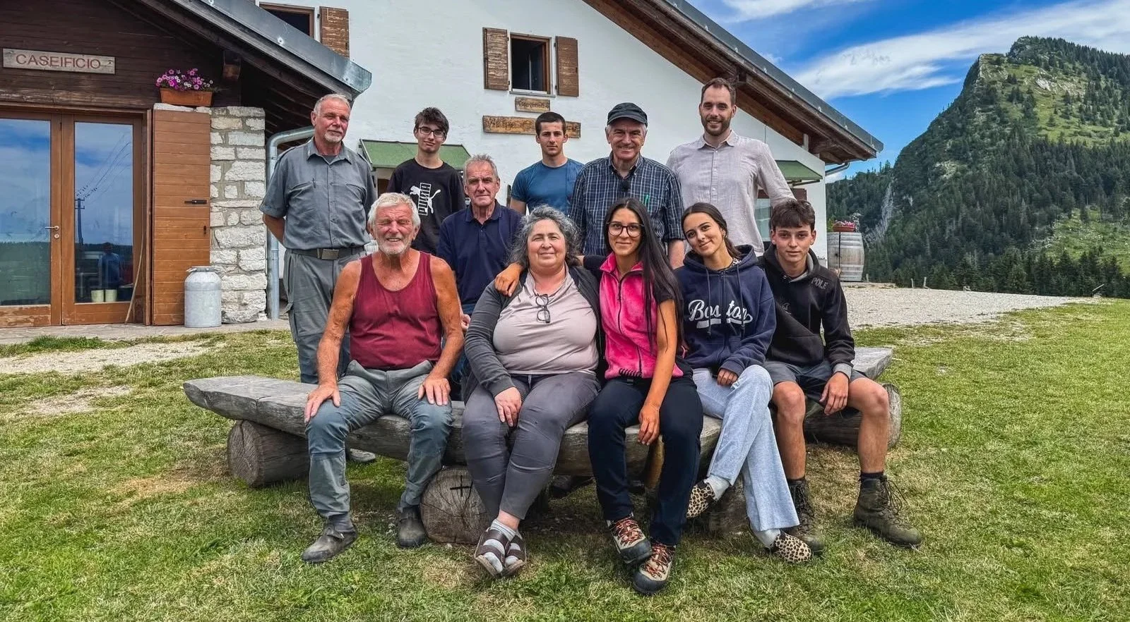 Walter Nicoletti, giornalista e conduttore di BuonAgricoltura insieme alla famiglia che gestisce Malga Cima Verle sull'altopiano delle Vezzene