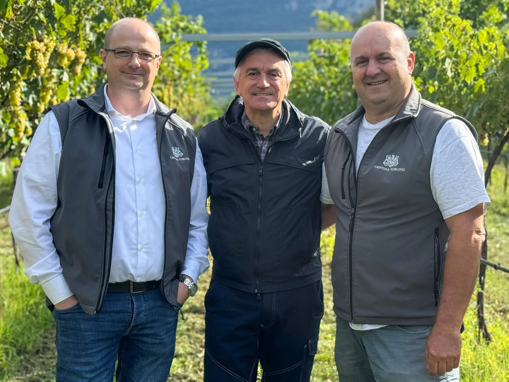 Walter Nicoletti, giornalista e conduttore di BuonAgricoltura insieme a due vignaioli nelle loro vigne sopra Toblino