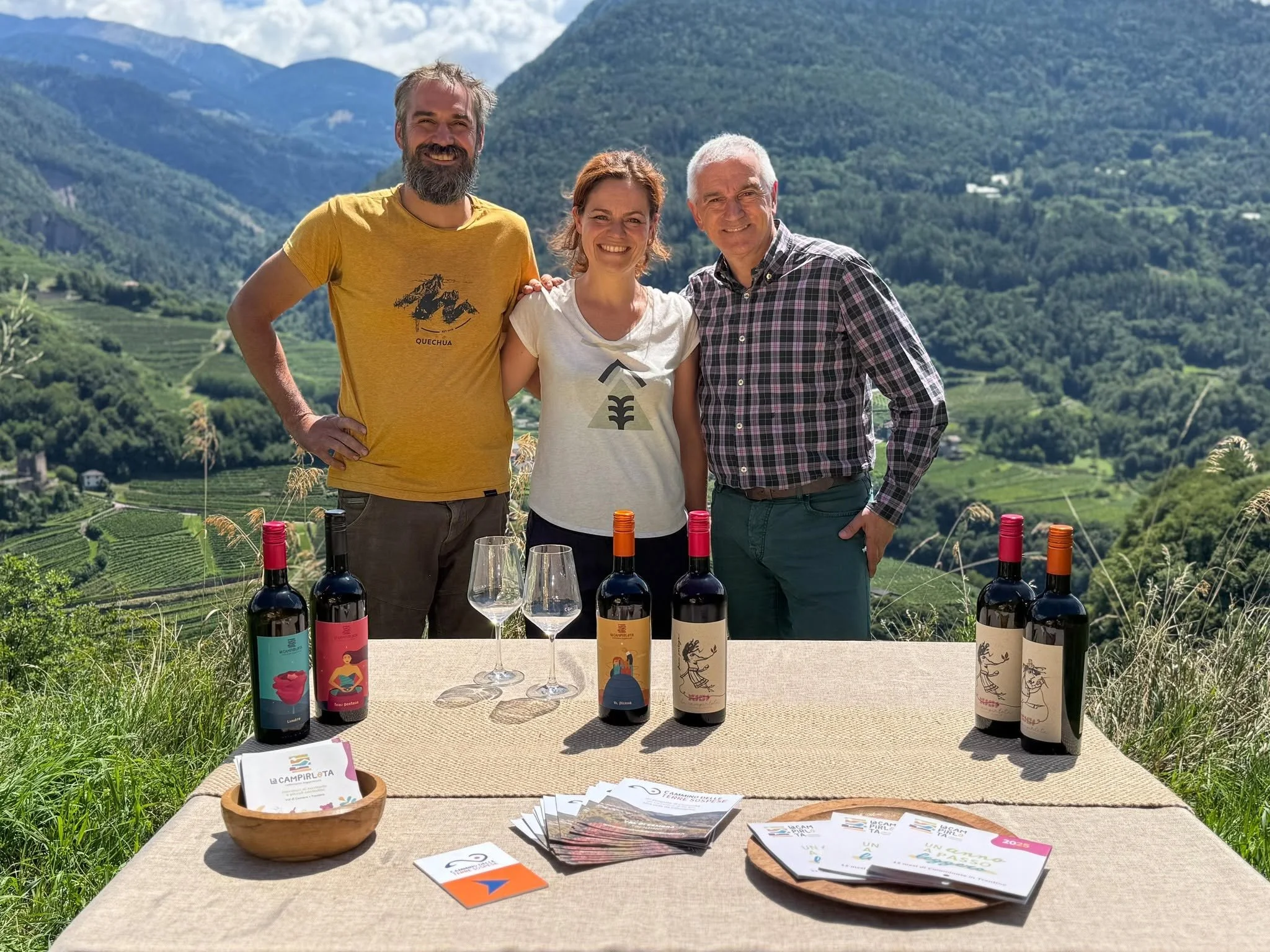 Walter Nicoletti, giornalista e conduttore di BuonAgricoltura insieme ai ragazzi della Campirlota in val di Cembra dopo la registrazione della puntata