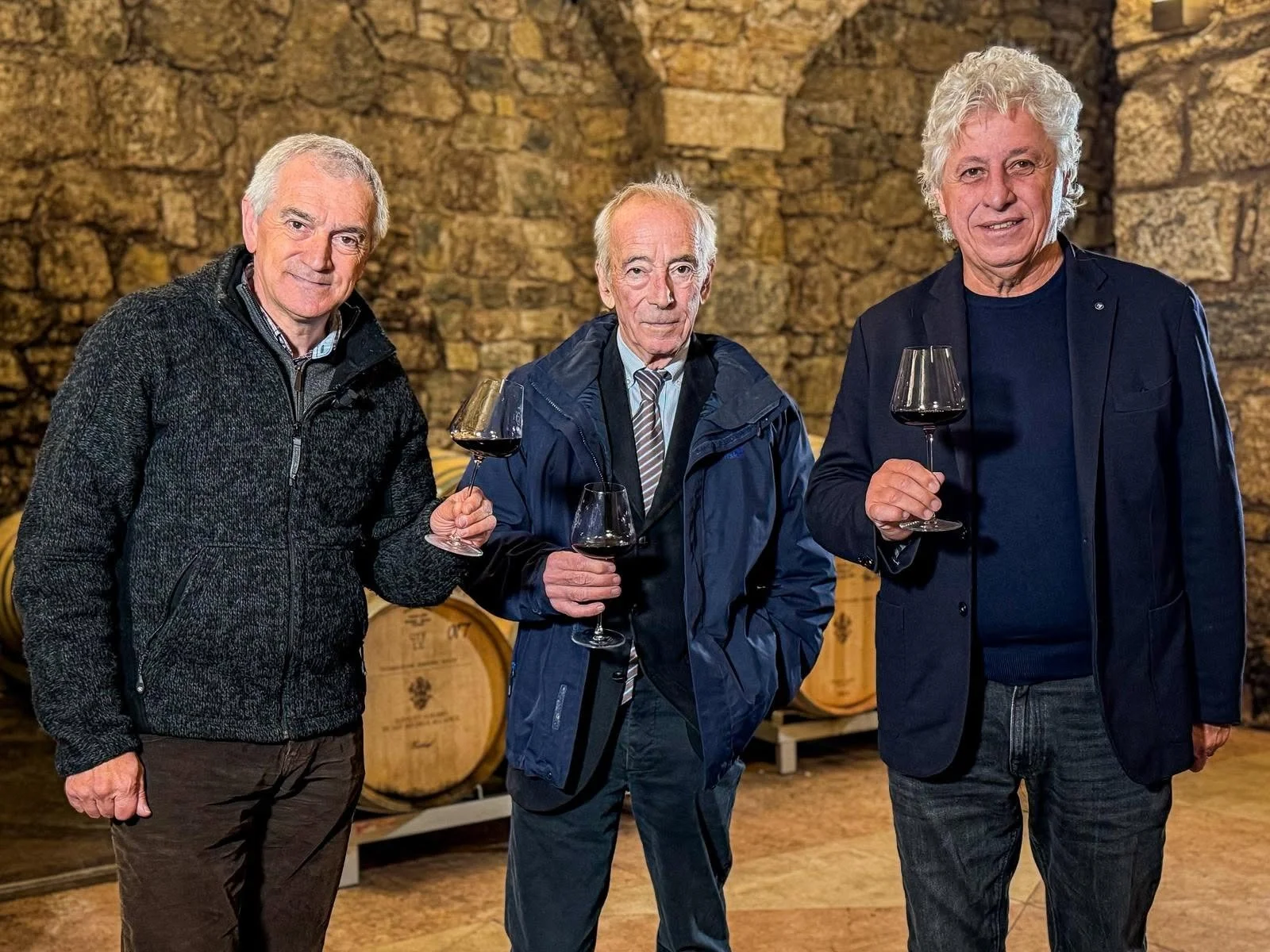 Walter Nicoletti, giornalista e conduttore di BuonAgricoltura degusta insieme agli ospiti della puntata un calice di vino