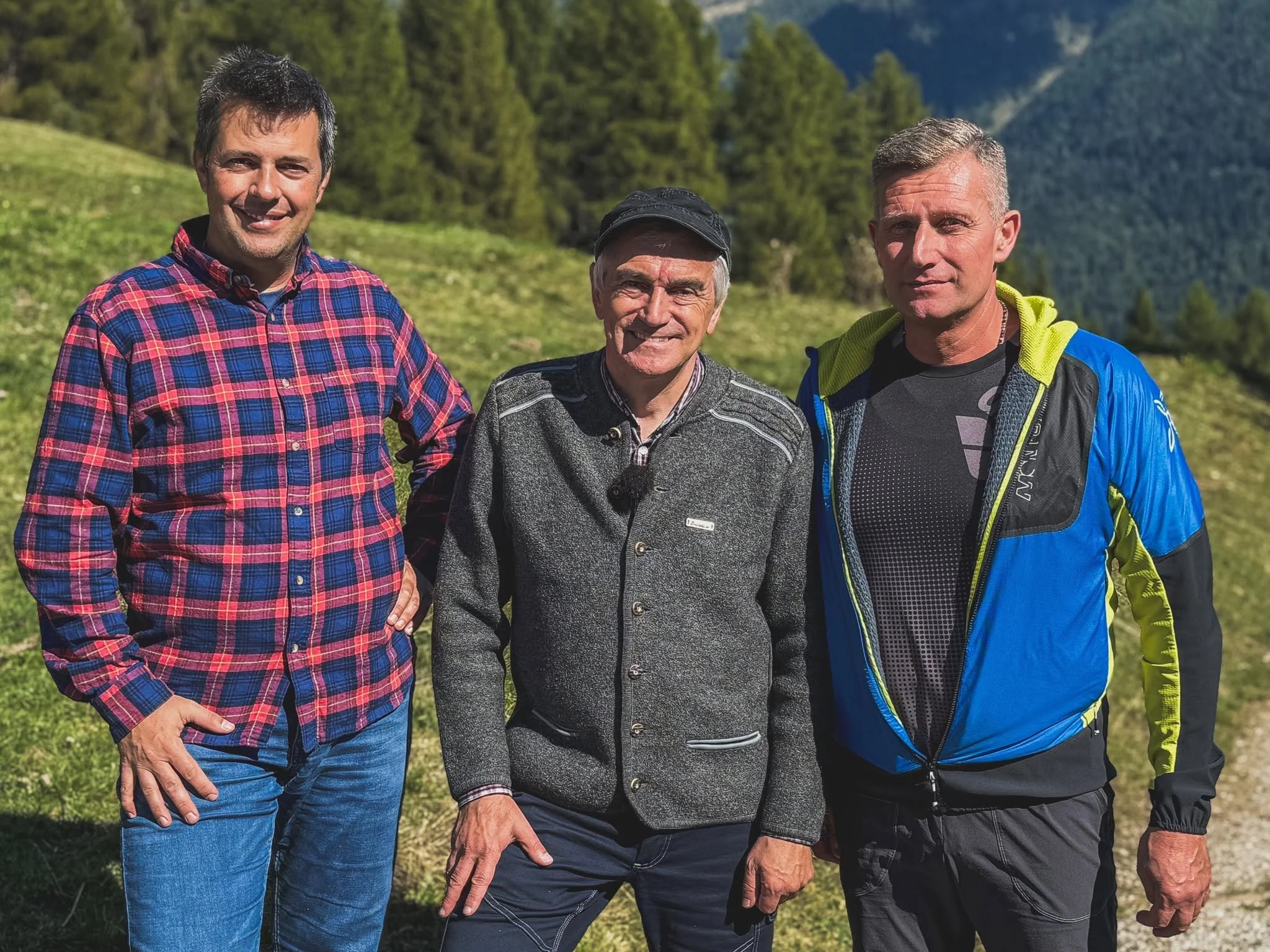 Walter Nicoletti, giornalista e conduttore di BuonAgricoltura insieme a due produttori di Trentingrana al termine della registrazione della puntata