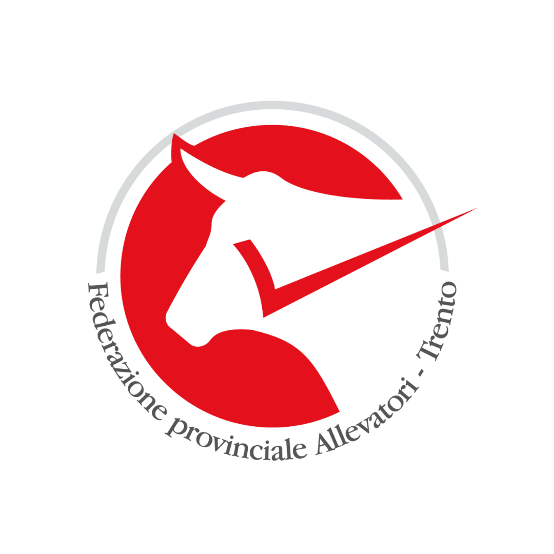 Logo di una prova o competizione con un casco da corsa, rappresentato da una testa di cavallo stilizzata in bianco con uno sfondo rosso, circondato da un cerchio con la scritta "Federazione provinciale Allevatori - Trento".