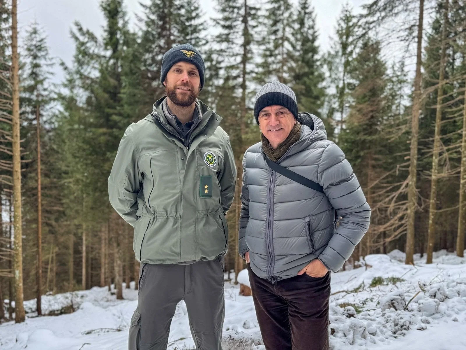 Walter Nicoletti, giornalista e conduttore di BuonAgricoltura insieme a un custode forestale sull'Altopiano delle Vezzene in inverno con la neve e gli alberi 