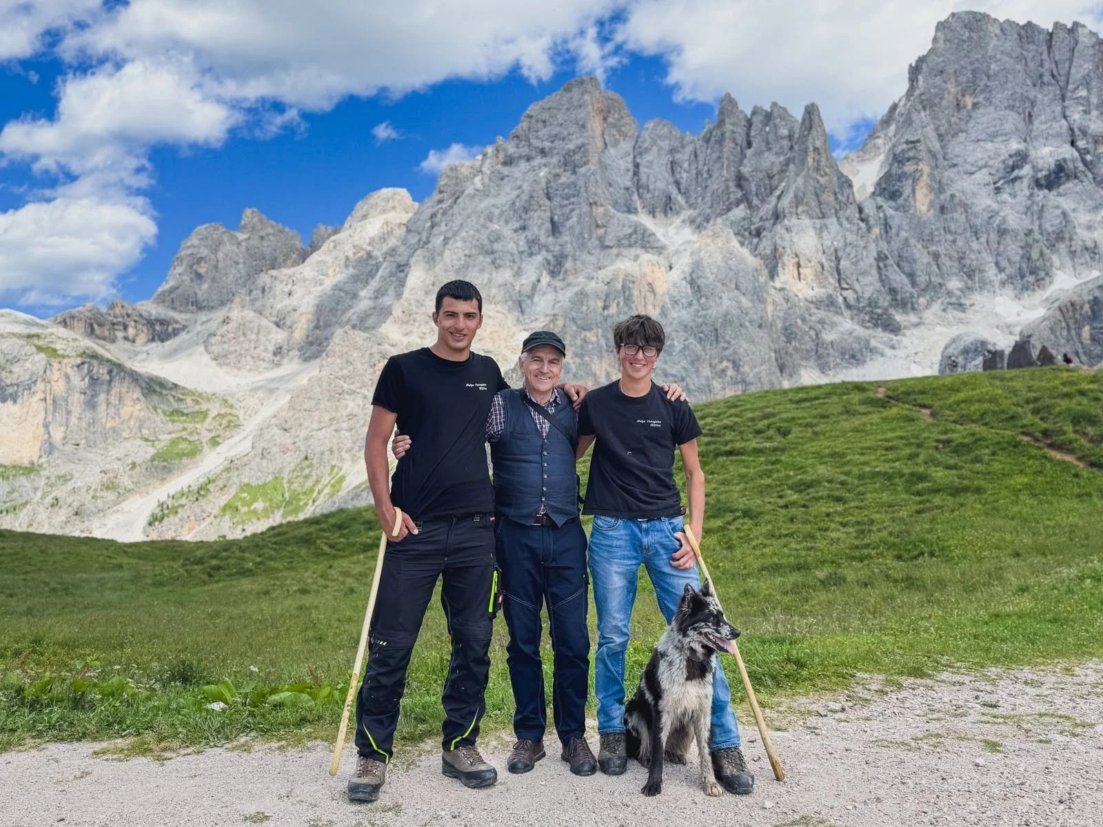 Walter Nicoletti, giornalista e conduttore di BuonAgricoltura in mezzo a due pastori sul Passo Rolle dopo la registrazione della puntata.