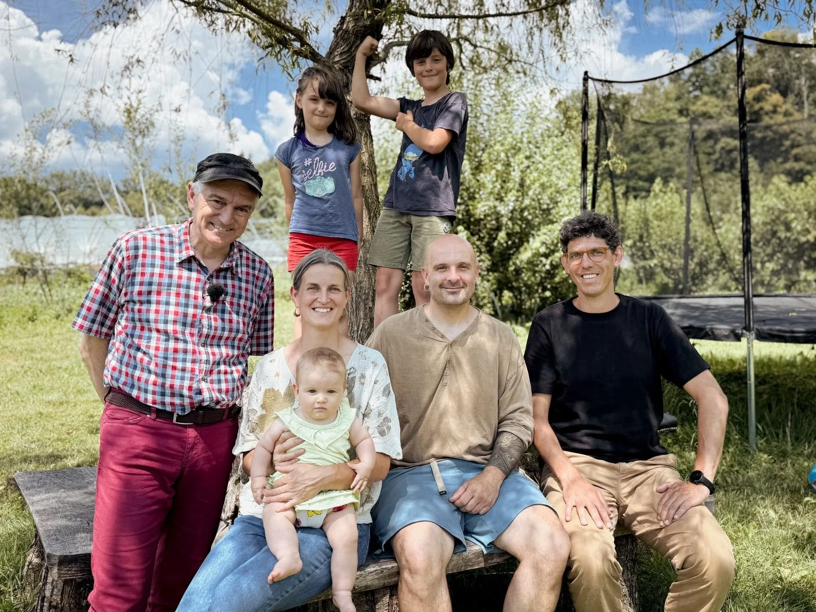 Walter Nicoletti, giornalista e conduttore di BuonAgricoltura insieme alla famiglia dell'Agritur Blum a Strigno dopo la registrazione della puntata.