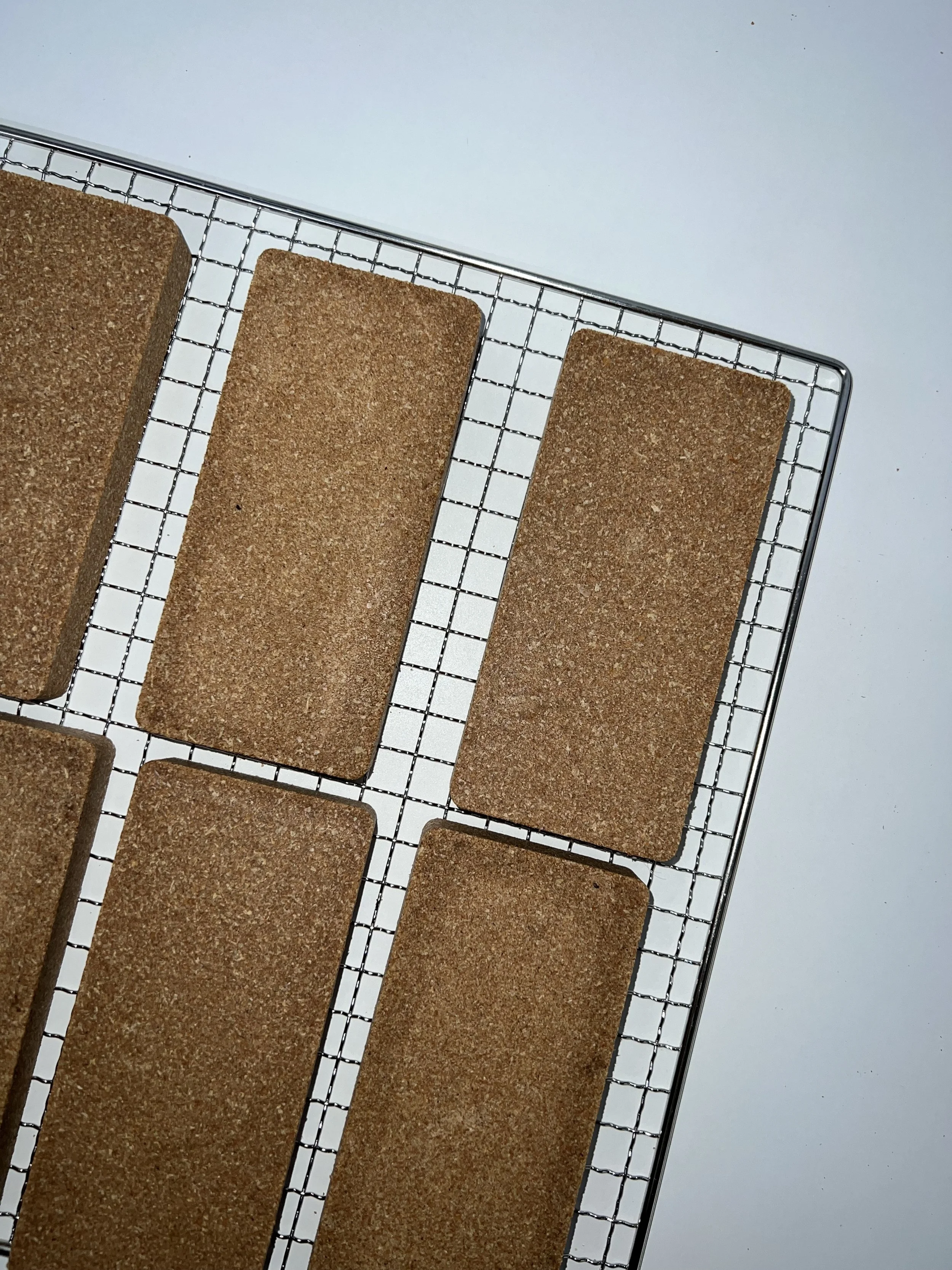 Brennspuren auf braunen Keksen auf einem Backgitter.