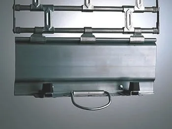 Valigetta nera con manico, aperta con coperchio aperto, sul tavolo, con elementi metallici sopra