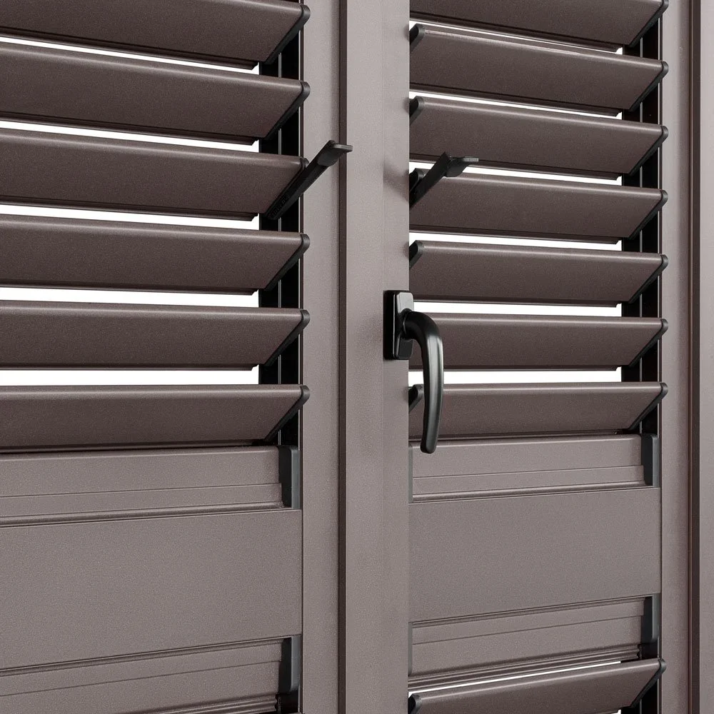 Una porta blindata con lamelle di ventilazione e maniglia nero.