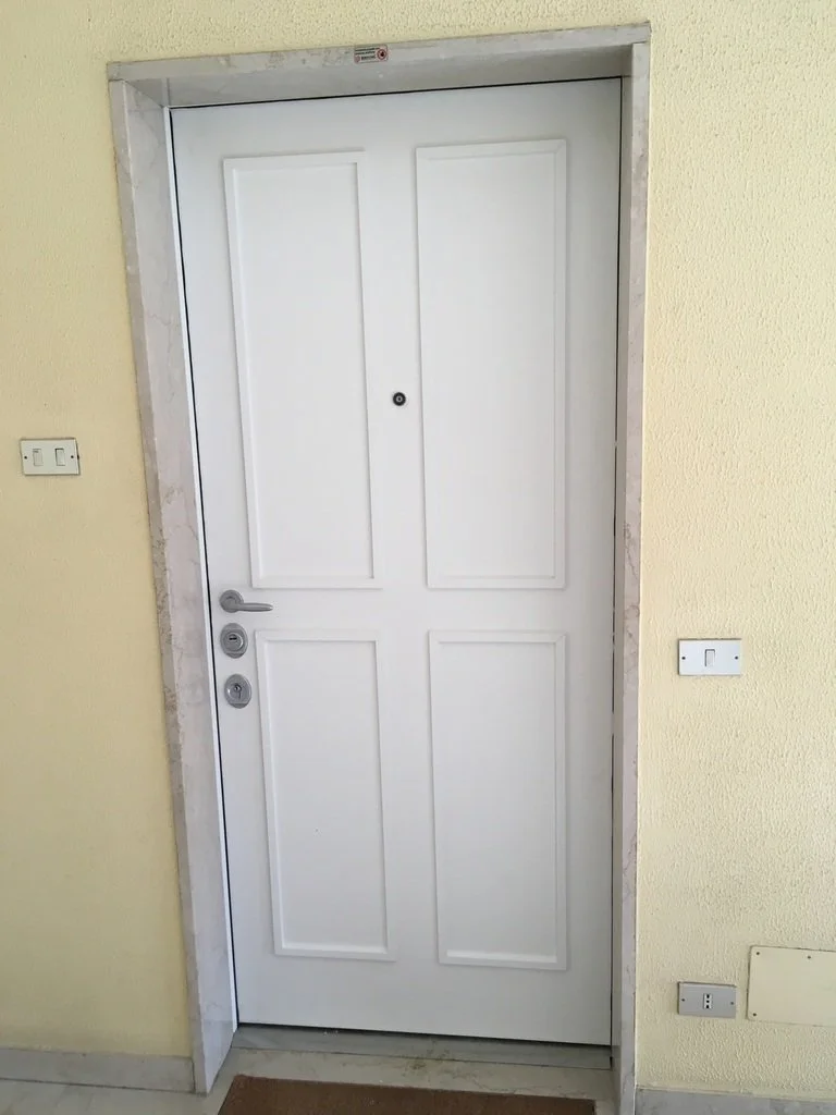 Porta blindata con pannello lavorato