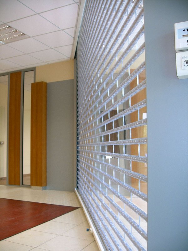 Persiana avvolgibile con luci LED accese all'interno di un edificio.