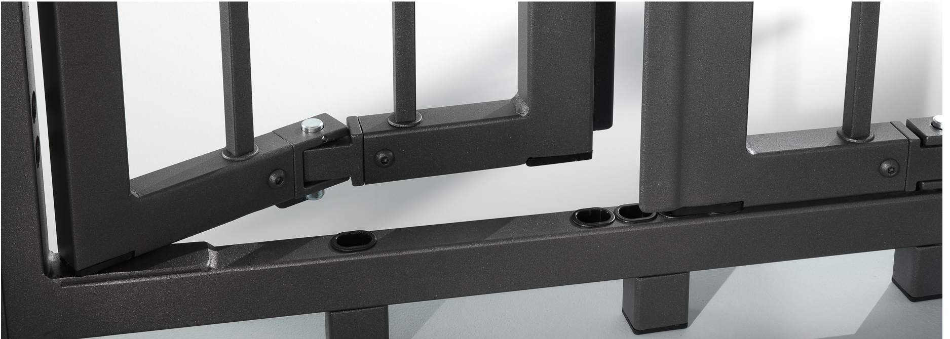 Particolare di una struttura metallica con bulloni, smontata o in fase di assemblaggio.