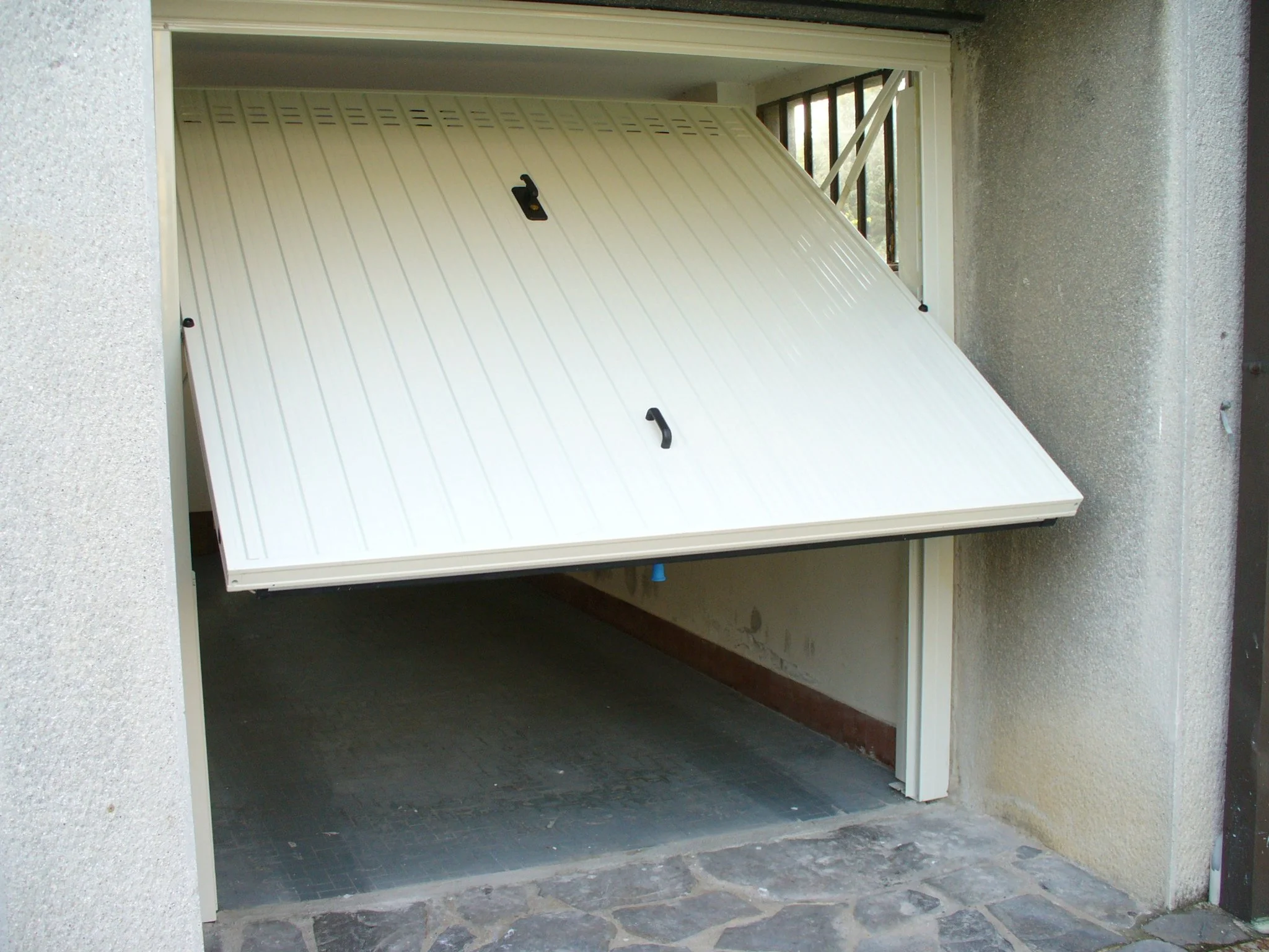 Garage automatica con porta a pendolo sollevata