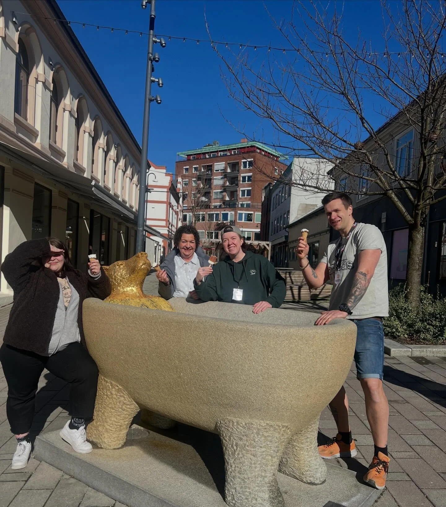 &Aring;rets f&oslash;rste uteis ble tatt i sola foran bj&oslash;rnen i g&aring;gata i dag ☀️ #fontenehusetsarpsborg #fontenehuset #psykiskhelse