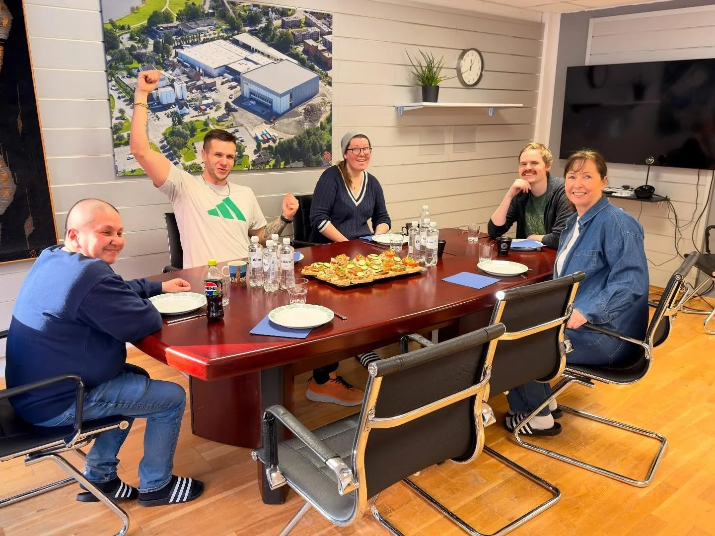 Lille r&oslash;de h&oslash;ne h&oslash;stet korn, spinnet maskineriet, lagde deig og stekte br&oslash;d. Men alle fikk spise, for huset var vasket, nettside oppdatert, gulvet st&oslash;vsugd og vasket, regnskap og s&oslash;knader var h&aring;ndtert. 